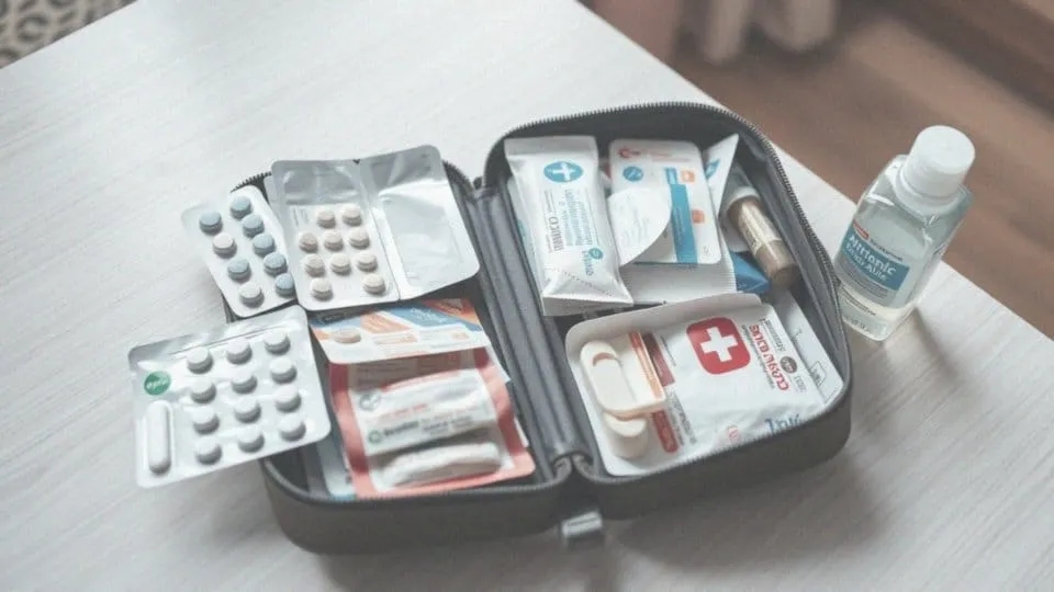 Jakie leki na wyjazd? Kluczowe medykamenty, które musisz zabrać